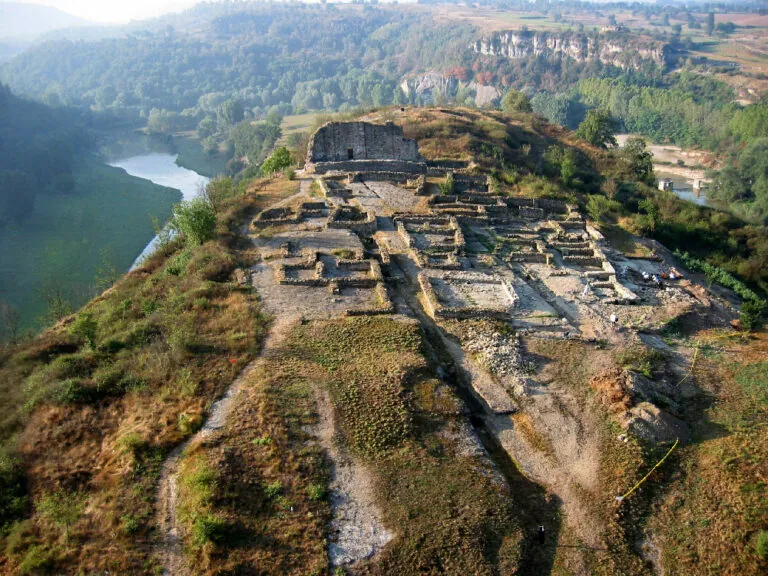 Jaciment arqueològic de l’Esquerda. Ajuntament de les Masies de Roda. CC-BY-SA 4.0.