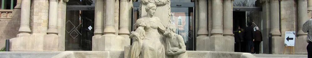 Grup escultòric amb el bust de Pau Gil d’ Eusebi Arnau, Barcelona, 1916. Canaan sota llicència GFDL.