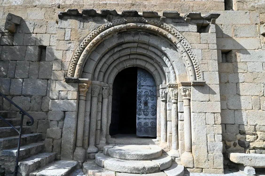 Portada de l’església de sant Esteve de Guils de Cerdanya.