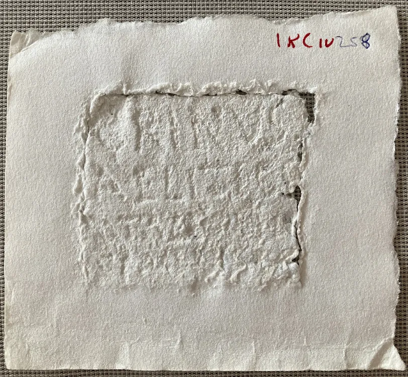 Calc realitzat amb paper assecant d'un fragment d'un poema, carmen epigraphicum, trobat a Barcelona i conservat al Museu d’Història de Barcelona. IRC IV 258. © Arxiu Littera.